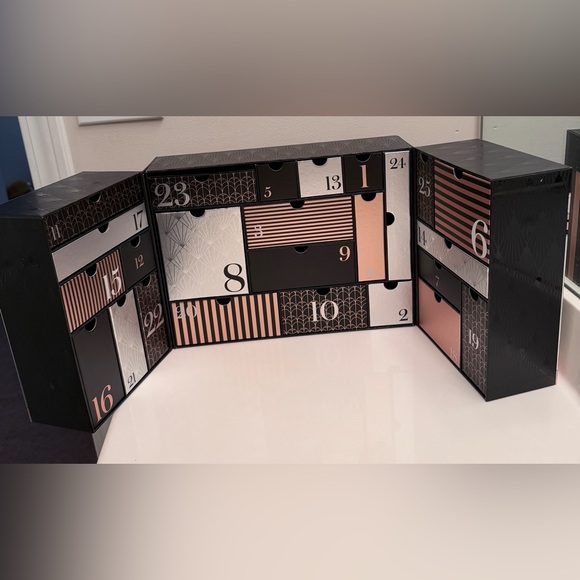 Bloomingdale’s Holiday 2024 25 Days Beauty Advent Calendar EMPTY BOX ONLY - Picture 2 of 3